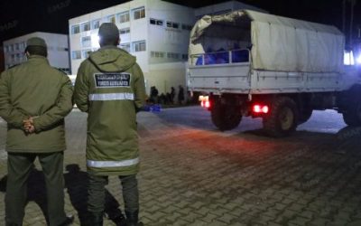 القصر الكبير .. الشروع في توزيع مساعدات غذائية على المواطنين العائدين بعد تحسن الأحوال الجوية